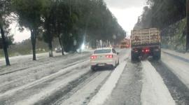 Granizada en la av. Simón Boívar en el sur de Quito.