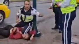 Un video captado en Cuenca muestra a un agente de tránsito inmovilizando a un taxista en la calle.