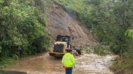 Las lluvias provocaron deslizamientos de tierra en la vía a Pacto.