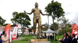 En la mañana de hoy en el parque de Miraflores el alcalde de Cuenca Cristhian Zamora junto al marchista y doble medallista olímpico Daniel Pintado, fue develado oficialmente el monumento al campeón olimpico en Cuenca.