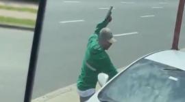 Un conductor fue víctima de violento asalto mientras esperaba en un semáforo en rojo.