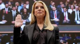 Pam Bondi presta juramento antes de testificar en una audiencia de una comisión judicial de la Cámara de Representantes, en Washington el pasado 11 de febrero.