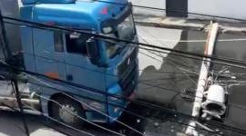 Tráiler que se impactó contra tendido eléctrico generó cortes de luz.