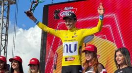 El ciclista colombiano Cristian Muñoz festeja en la vuelta a Guatemala 2025.