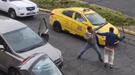 Dos conductores protagonizaron una pelea en media calle en Quito.