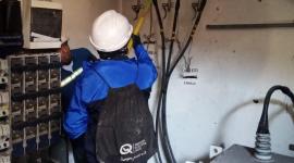 Trabajador de la Empresa Eléctrica realiza arreglos.