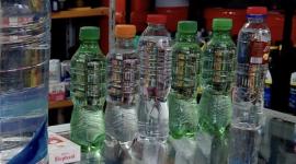 Botellas de plástico con licor.