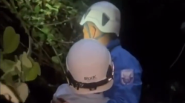 Niño rescatado por personal de emergencias.