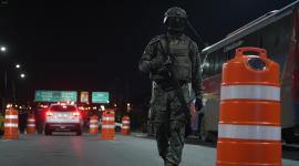 Policías y militares controlan el horario del toque de queda en Ecuador.