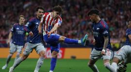 El delantero del Atlético Julián Álvarez dispara a puerta durante el partido de ida de las semifinales de la Liga de Campeones que Atlético de Madrid y Arsenal.