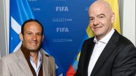 Francisco Egas, presidente de la FEF, y Gianni Infantino, presidente de la FIFA.