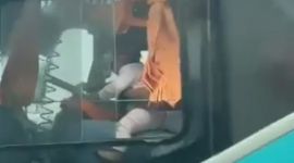 Momento en el que conductor de bus circula con un bebé en sus piernas
