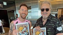 Lionel Messi y Carlos Villagrán posan junto a una caricatura del futbolista argentino.
