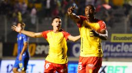 Jugadores de Sociedad Deportiva Aucas en el estadio Gonzalo Pozo Ripalda.