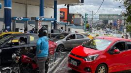 Largas filas de vehículos se registraron en las gasolineras de Quito.