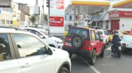 Largas filas de vehículso se registraron en las gasolineras de Quito.
