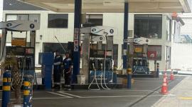 Largas filas de vehículso se registraron en las gasolineras de Quito.