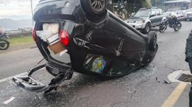 Un vehículo se volcó en la av. Mariscal Sucre, en el norte de Quito, la tarde de este lunes 18 de mayo de 2026.