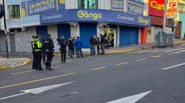 Un hombre murió en un enfrentamiento con la Policía en medio de robo en Quito.