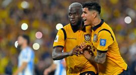 Enner Valencia y Piero Hincapie, jugadores de Ecuador, en el Estadio Monumental Banco Pichincha.