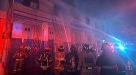 Los bomberos de Guayaquil sofocaron las llamas en una bodega que se incendió en la madrugada.