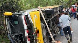 Un bus de transporte público se volcó en en sector Bajada del Tigre en la vía Y de Narupa-Loreto.