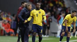 El seleccionador de Ecuador, Sebastián Beccacece, conversa con el centrocampista ecuatoriano John Yeboah (número 09) durante el partido amistoso internacional entre Marruecos y Ecuador en el Estadio Metropolitano de Madrid,