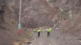 Un tráiler con un material pétreo quedó atrapado tras un deslizamiento de tierra en la vía Girón-Pasaje en Azuay.