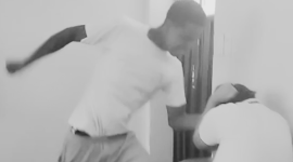 Un video de un estudiante captado golpeando a otro fue difundido en redes sociales.