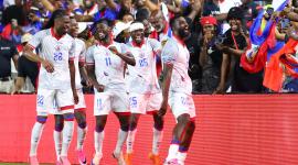 La selección de Haití deberá cambiar su camiseta por exigencia de la FIFA.