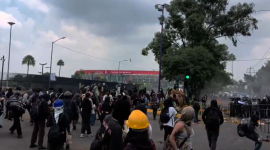 Manifestantes y policías se enfrentan en los exteriores del estadio Azteca.
