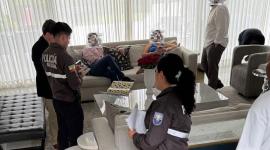 Personal de la Policía Nacional y funcionarios de Inmobiliar llegaron a la vivienda de Aquiles Alvarez, donde se encuentra su esposa.