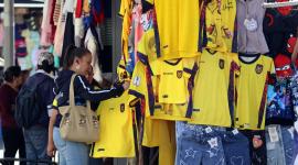 El comercio de camisetas y banderas opera con máxima intensidad en locales en Ecuador