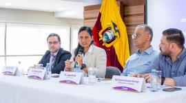 La representante legal temporal del COE, Noelia Caicedo Coello, en la conferencia de prensa
