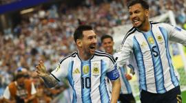 Lionel Messi celebra el segundo gol a Austria, junto a él Leandro Paredes.