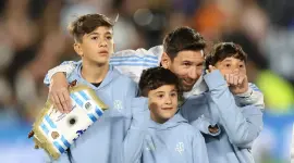 Thiago y Mateo Messi protagonizan un peculiar momento en la tribuna durante el partido de Argentina