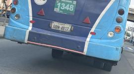 Un bus fue captado mientras circulaba sin una llanta en la parte posterior.
