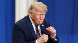 Donald Trump, gesticula mientras pronuncia un discurso durante una visita a una planta de ensamblaje de Mack Trucks en Macungie, Pensilvania, EE. UU., el 23 de junio de 2026.