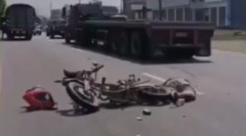 Un motociclista murió atropellado y un hombre robó su celular.