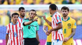 Soccer Football - FIFA World Cup 2026 - Group D - Paraguay v Australia - San Francisco Bay Area Stadium, Santa Clara, California, U.S. - June 25, 2026 Referee Clement Turpin speaks to Paraguay's Gustavo Velazquez during the match REUTERS/Eloisa Lopez