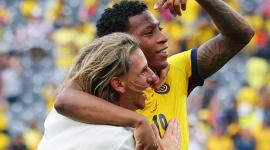 Gonzalo Plata junto a Sebastián Beccacece festejan el triunfo de Ecuador ante Alemania.