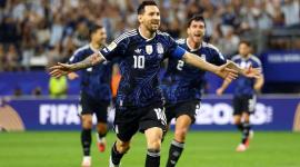 Leo Messi celebra tras marcar el tercer gol de Argentina contra Jordania.