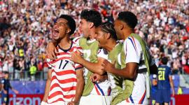 Malik Tillman, de Estados Unidos, celebra haber marcado el segundo gol de su equipo junto a sus compañeros Giovanni Reyna, Miles Robinson y Auston Trusty.