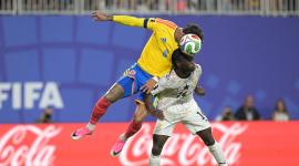 El centrocampista colombiano Richard Ríos y el defensa ghanés Gideon Mensah luchan por el balón durante el partido de dieciseisavos de final del Mundial de 2026 entre Colombia y Ghana.