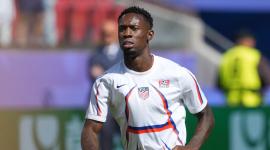Folarin Balogun futbolista estadounidense durante un estrenamiento con su Selección.