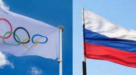 Banderas de los Juegos Olimpico y de Rusia, país que vuelve a la competencia.