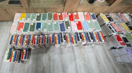 Incautan más de USD 34.000 en accesorios para celulares con presuntas marcas falsificadas en Quito.