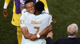 Ousmane Dembélé y Kylian Mbappe se abrazan tras el 2-0 a Marruecos.
