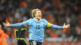 Diego Forlán celebra después de marcar un gol en las semifinales de la Copa Mundial 2010.