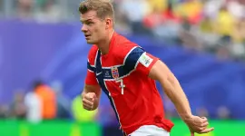 Alexander Sørloth fue blanco de amenazas tras la eliminación de Noruega